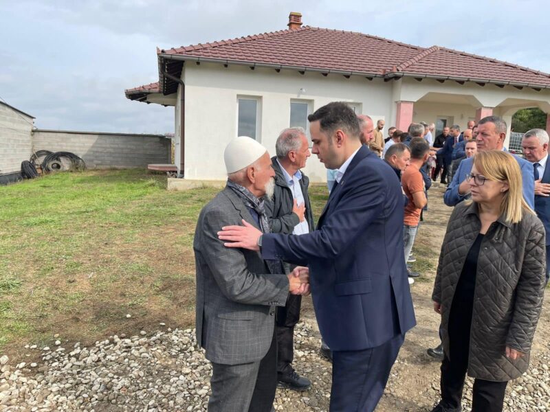 abdixhiku-me-bashkepartiake-shkojne-per-ngushellime-te-familja-jashari