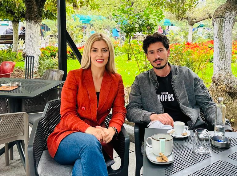 deliu-per-te-mbijetuarin-e-masakr*es-se-abrise:-testament-i-qendrueshmerise,-shpreses-dhe-dashurise