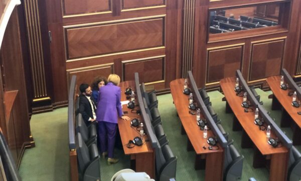 dy-deputete-“ndahen”-nga-vv-ja,-kusari-lila-tentoi-t’i-bind-te-votojne
