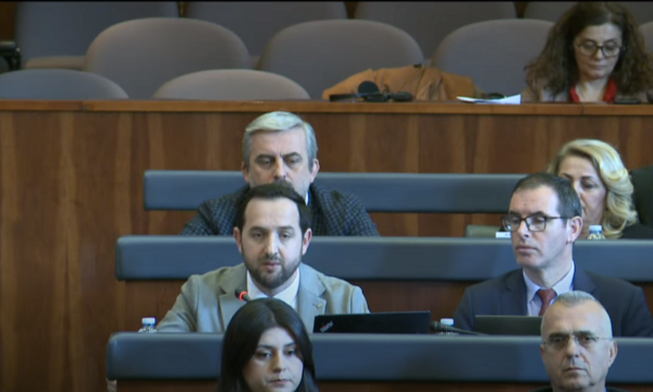 korenica-i-reagon-konjufces:-pa-u-kthyer-vajza-me-shami-ne-shkolle-nuk-votoje-ne-kuvend,-s’bera-fushate