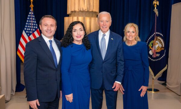 osmani-publikon-foto-me-presidentin-biden-dhe-zonjen-e-pare-te-shba’se:-aleance-qe-qendron-ne-themelet-e-shtetit-tone