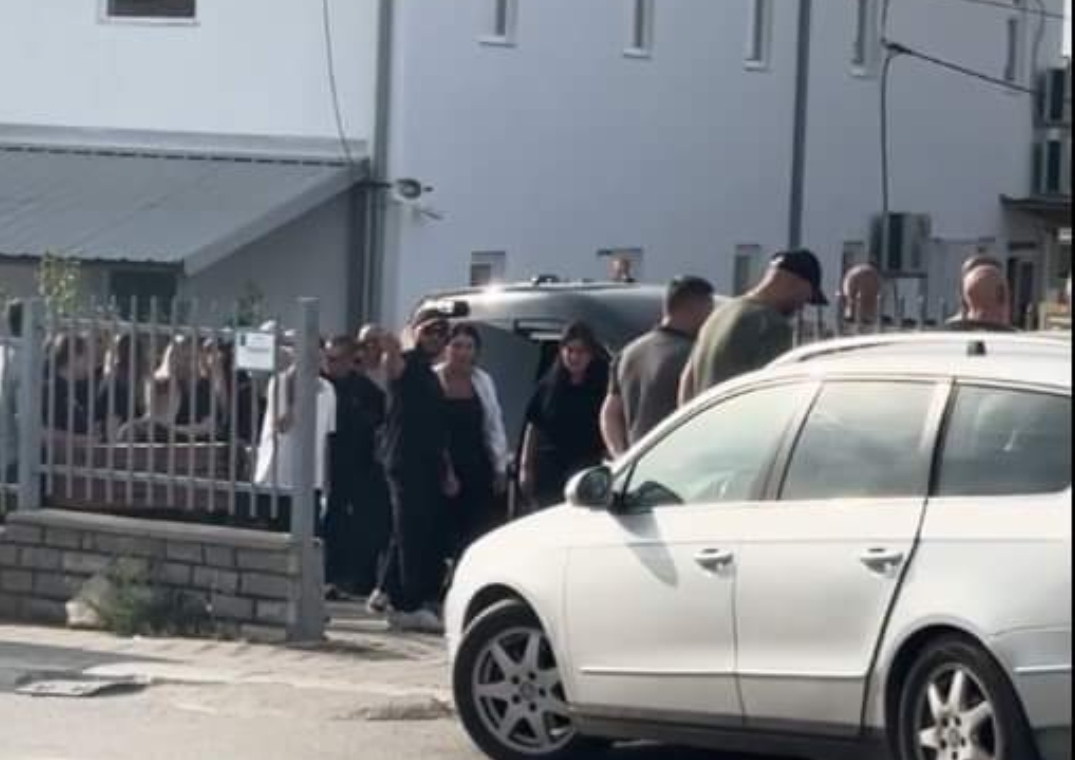 Varroset Premtim Gashi, anëtari i “Capave” që mbeti i vrarë pas të shtënave me Sekiraqët/ PAMJE