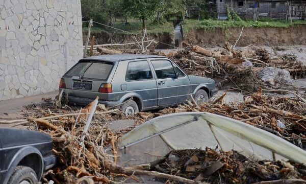 19 të vdekur e shumë të zhdukur në Bosnjë, BE e Turqia shprehin gatishmëri për t’i dalë në ndihmë