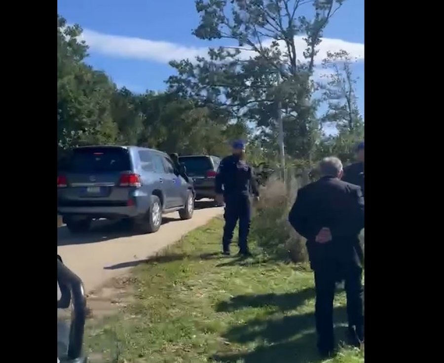 Jakup Krasniqi mbërrin te varri i vëllait të tij në Negroc