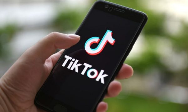 Sfida e “tik-tok’ut” që çoi në vetëlëndim 19 të mitur në Gjakovë, u ndalohen telefonat nxënësve në shkolla