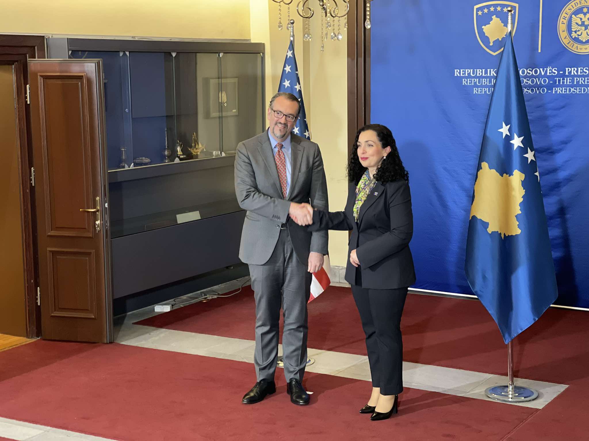 bashkepunimi-kosove-shba-dhe-dialogu-strategjik,-vizita-e-te-derguarit-te-amerikes-per-ballkanin