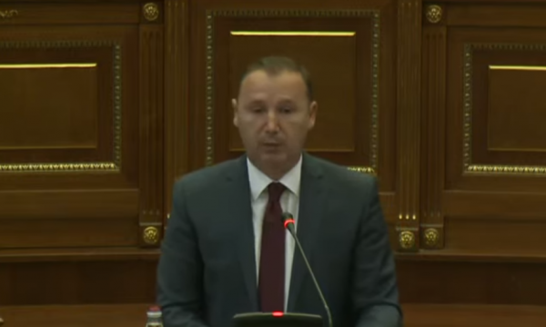zemaj-vv’se:-jeni-zene-me-pele-per-dore,-jeni-koordinuar-me-nje-terrorist