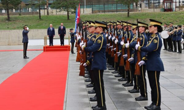 ministri-turk-i-mbrojtjes-vjen-ne-kosove-per-“konkretizim-projektesh”-derisa-erdogan-qendron-ne-beograd