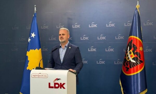 visar-azemi:-qeveria-e-vetevendosjes-ka-deshtuar-ne-premtimin-per-“qeveri-me-duar-te-pastra”,-korrupsioni-po-lulezon