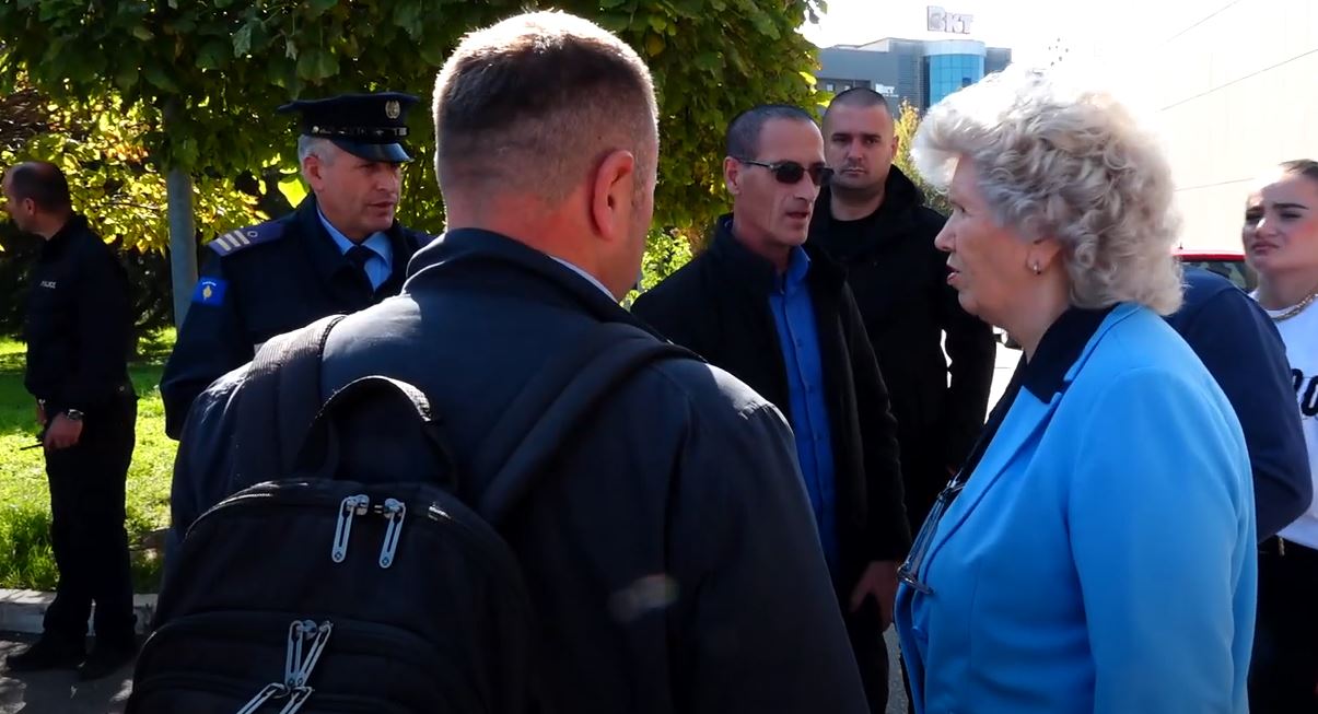 Banorët e Shipitullës protestojnë para ministrisë së Mjedisit, kërkojnë të përfshihen në procesin e shpronësimit