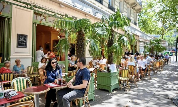 ne-kafenene-e-preferuar-te-kadarese-–-sadriu-publikon-fotografi-me-presidenten-te-shkrepur-ne-paris-ne-“momente-reflektimi”