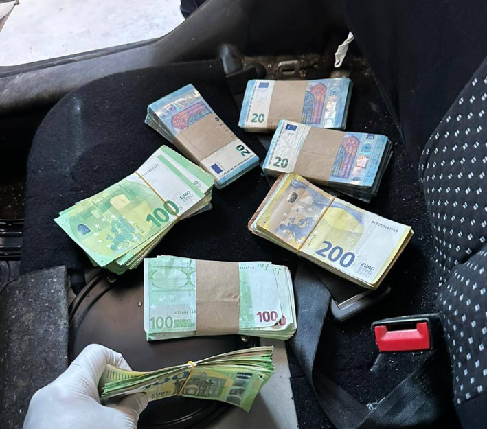 ndalohet-vetura-ne-merdare,-policia-ua-gjeti-tre-burrave-75-mije-euro-te-padeklaruara