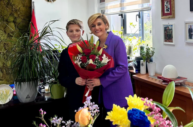 mimoza-kusari-feston-ditelindjen,-djali-e-befason-ne-zyre