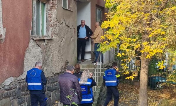 policia-po-e-mbylle-komunen-paralele-ne-skenderaj,-shihen-edhe-pjesetare-te-eulex