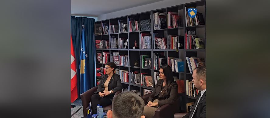 gervalla-bisedon-me-studentet-shqiptare-ne-cyrih:-kosova-ka-nevoje-per-njohurite-tuaja