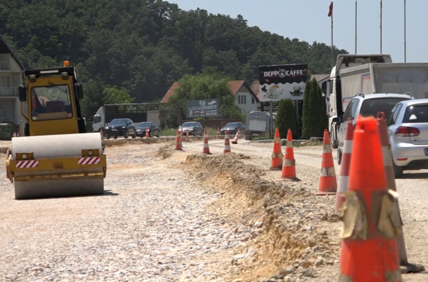 podujeva-e-“perjetimeve”/-gropa-e-pluhur-ne-autostraden-qe-nuk-perfundon-kurre!
