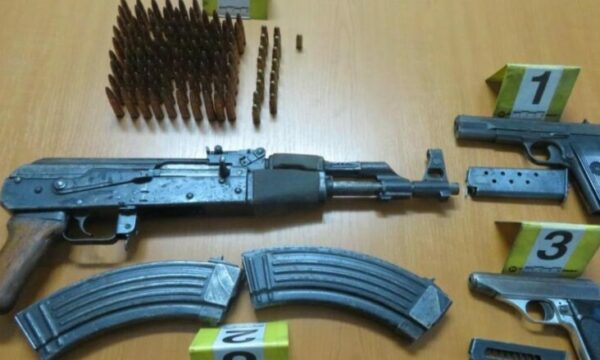 policia-ne-ferizaj-ia-sekuestron-57-vjecarit-1-pushke,-2-pistoleta-e-100-fisheke