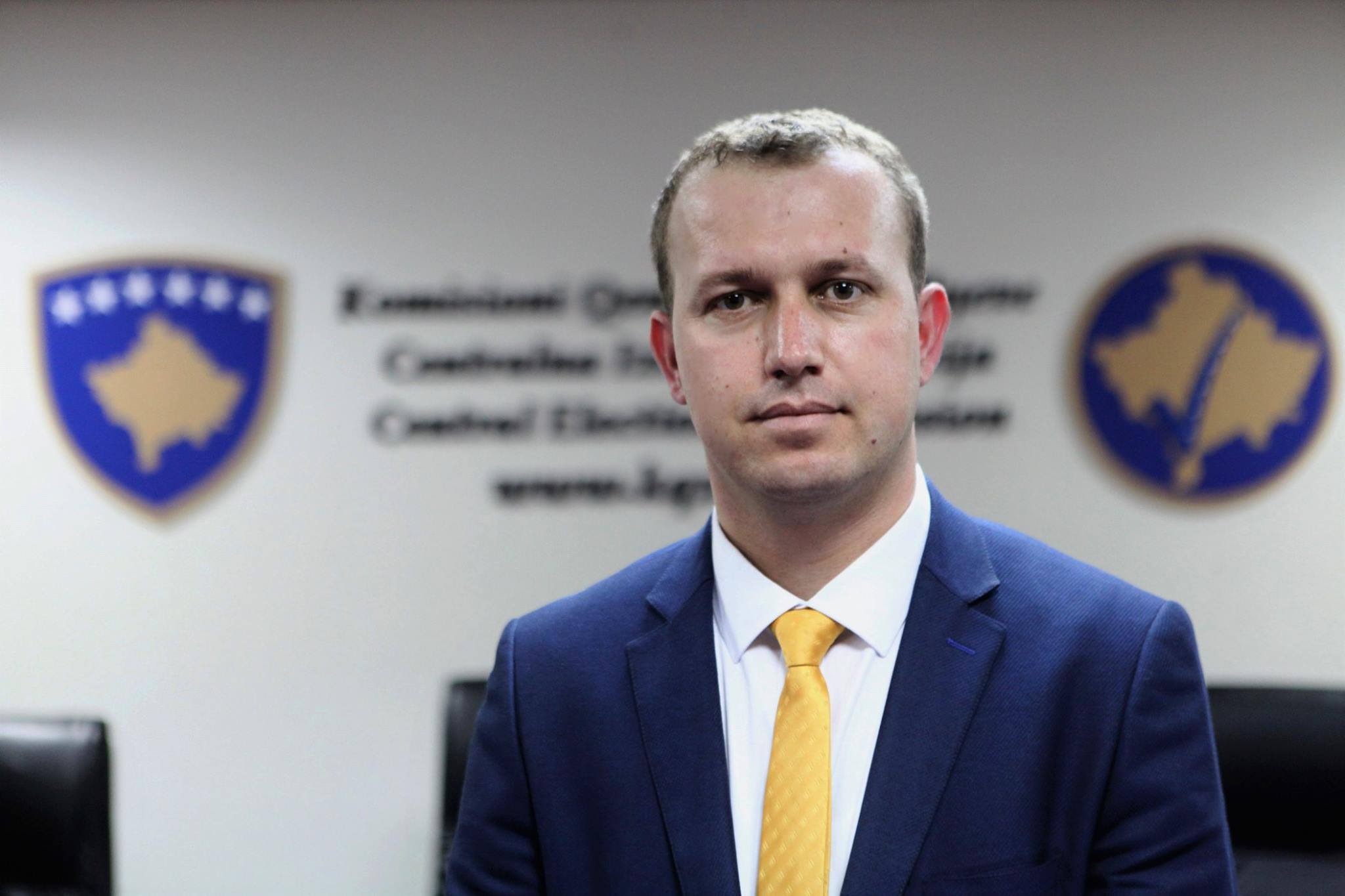 burri-tentoi-ta-largoje-nga-banesa,-rasti-perfundon-ne-polici