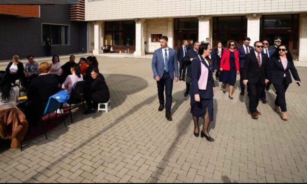 pas-38-diteve-greve,-presidentja-osmani-kalon-vet-e-‘’38-ta’’-para-grevisteve-te-kuvendit