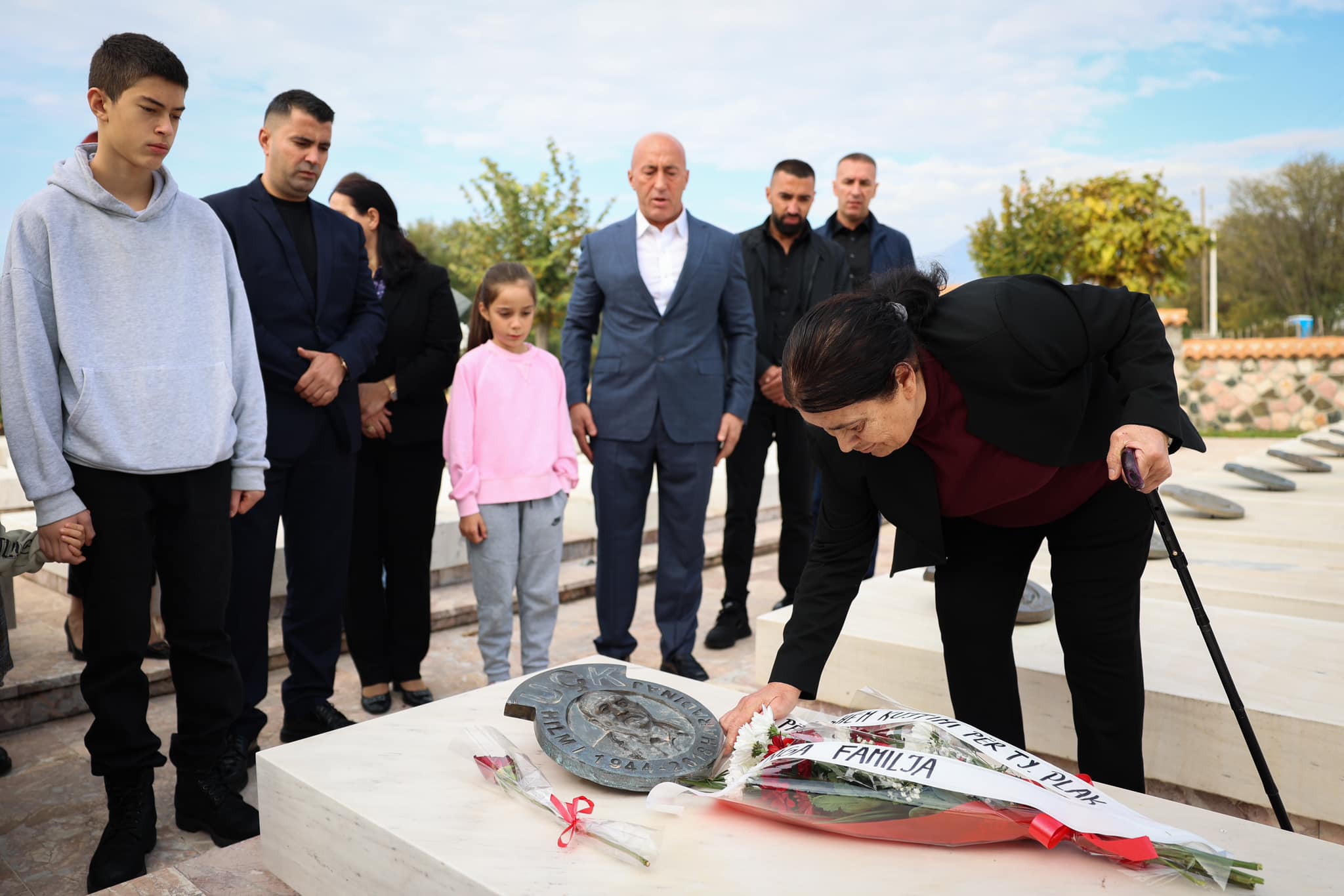 “urime-ditelindjen,-plak”,-haradinaj-i-shkon-te-varri-babait