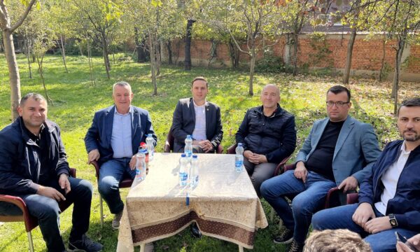 abdixhiku-bashke-me-imri-ahmetin-vizitojne-gazmend-muhaxherin:-dhu*na-s’ka-vend-ne-demokraci
