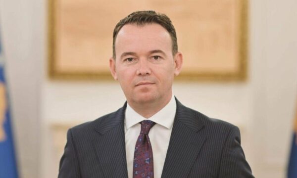 ministri-faton-peci-denon-sulmin-fizik-ndaj-kryetarit-te-pejes:-e-papranueshme