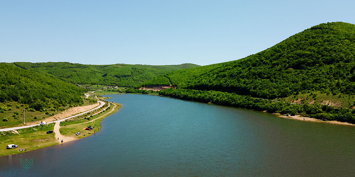 uji-ende-nuk-mund-te-perdoret-per-pije,-vazhdon-te-kete-mangan-ne-liqenin-e-badocit