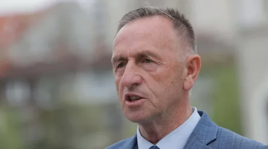 azemi:-qeveria-nuk-beri-as-levizjen-me-te-vogel,-kemi-punetore-qe-punojne-300-ore-ne-muaj