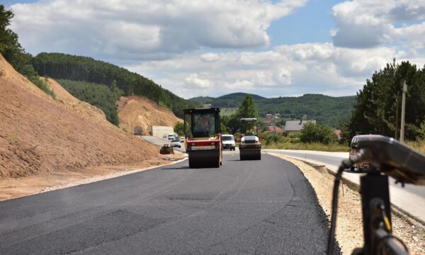 zgjerimi-i-rruges-prishtine-podujeve,-nenshkruhet-kontrata-per-pune-shtese-ne-lotin-5-–-thuhet-se-do-te-kryhen-per-30-dite