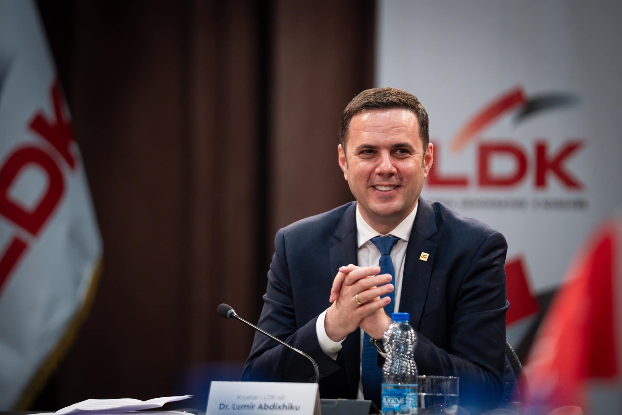 abdixhiku-ia-“kujton”-kurtit-premtimin-per-banesa-per-ciftet-e-reja:-s’u-be,-kosova-meriton-me-mire