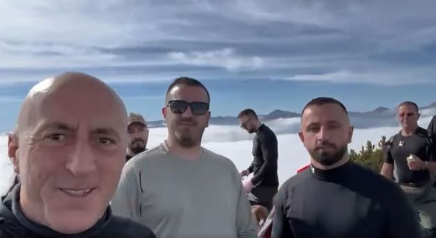 haradinaj-ngjitet-majes-se-strellcit
