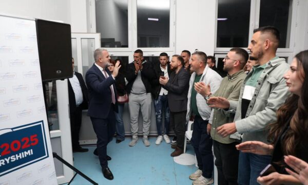 visar-azemi-vazhdon-prezantimin-e-“rruges-se-re”-para-nendegeve-te-ldk-se-ne-ferizaj