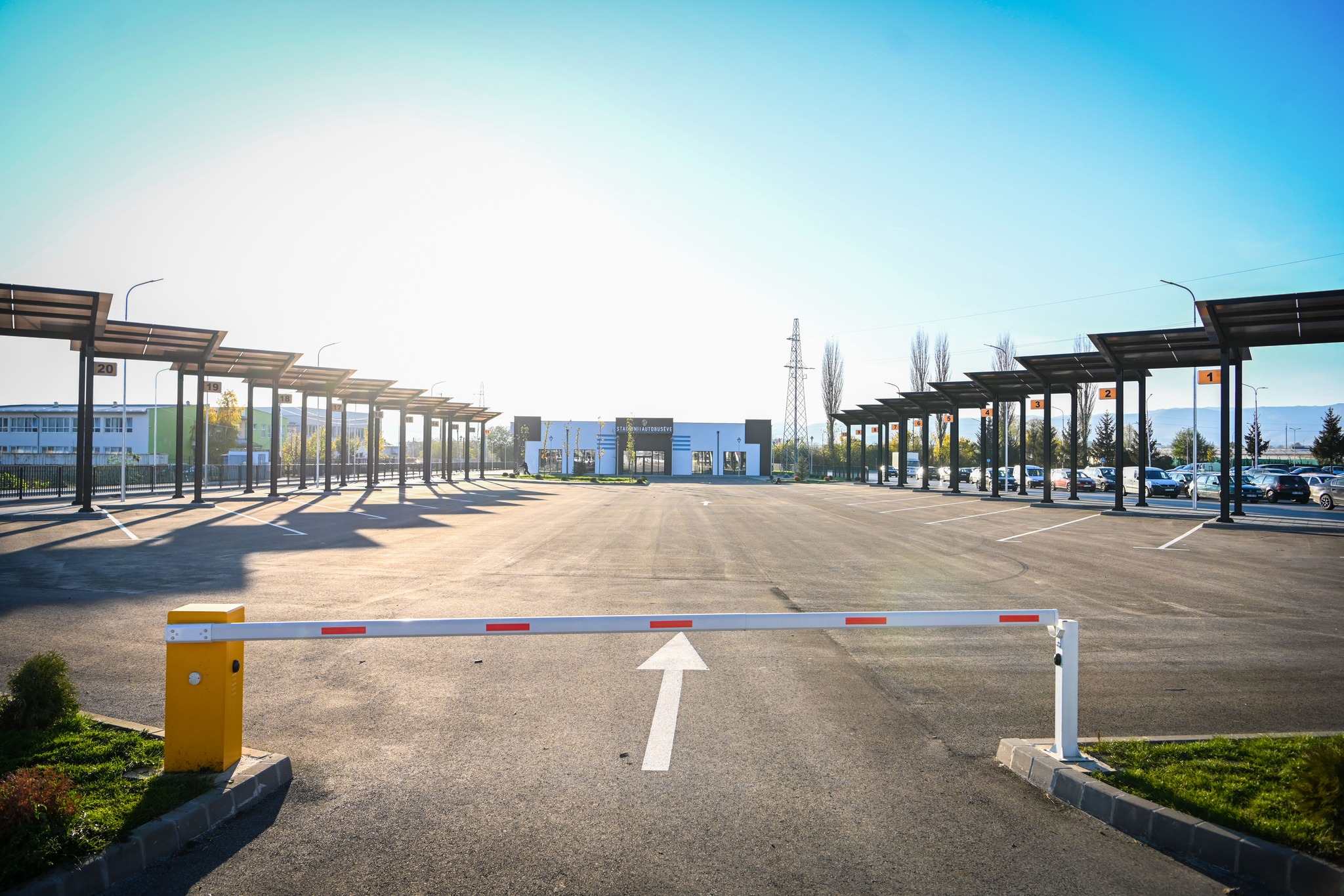 stacioni-i-ri-i-autobuseve-ne-podujeve,-hapet-neser