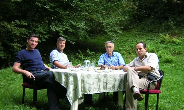 deputeti-i-pdk-se-publikon-fotografi-te-rralle-me-thacin,-veselin-dhe-krasniqin