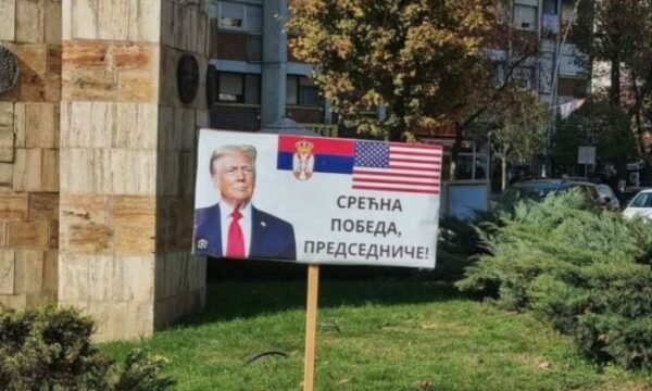 “urime-fitorja-president”,-serbet-e-veriut-te-mitrovices-vendosin-nje-pankarte-me-fotografin-e-donald-trumpit-ne-qender-te-qytetit