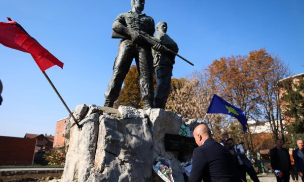 haradinaj-ne-rahovec,-nderon-disa-prej-heronjve-qe-rane-me-6-nentor-te-’98-se