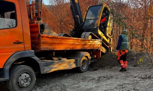 Aksion i Inspektoratit dhe Policisë në Prevallë: Sekuestrohen ekskavatorë dhe kamion që degradonin mjedisin