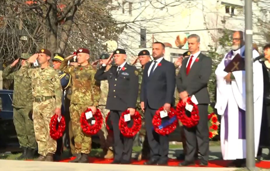 maqedonci-dhe-jashari-nderojne-14-ushtaret-qe-vdiqen-gjate-sherbimit-te-tyre-ne-kosove