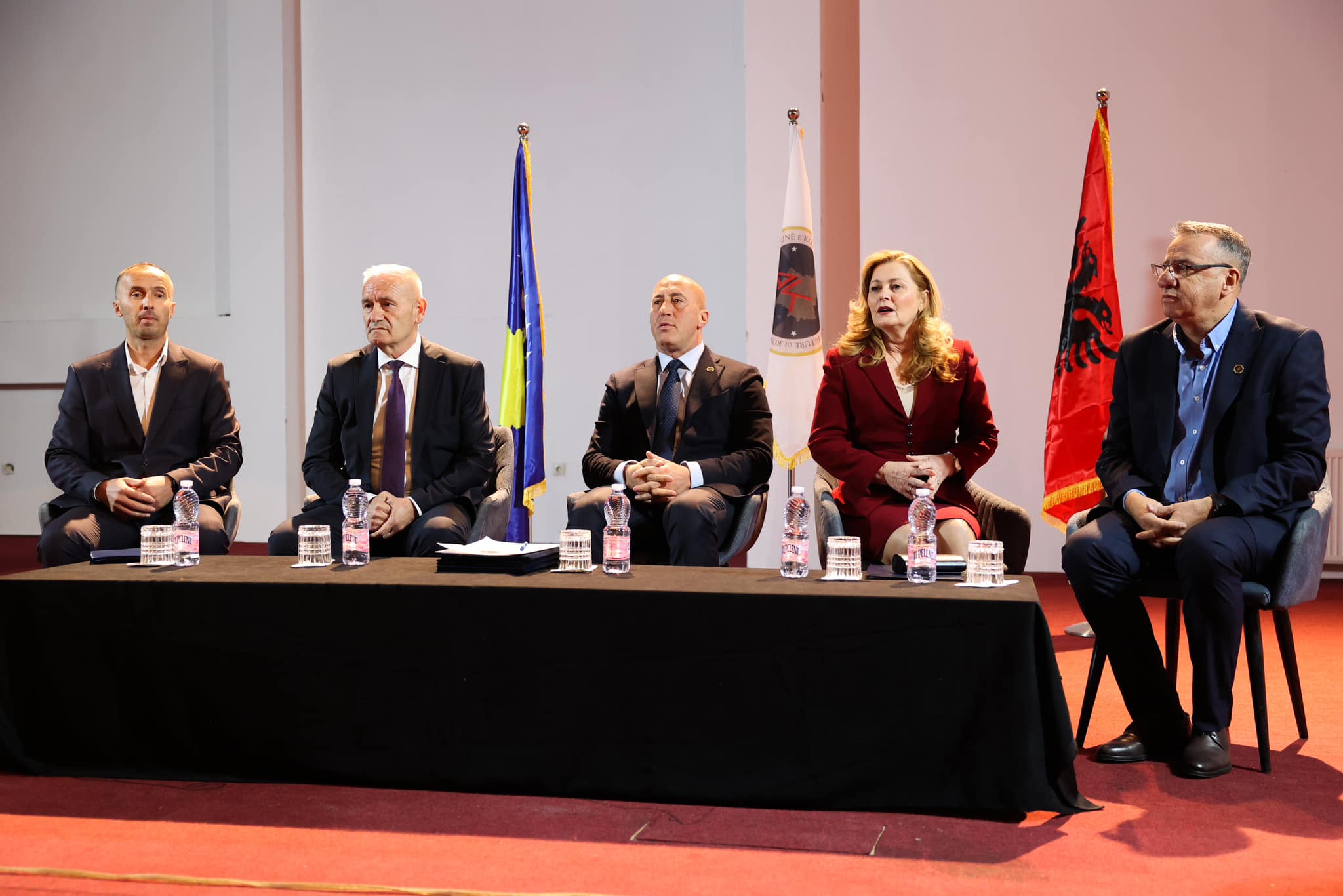 haradinaj-ne-kline:-paga-mesatare-mbi-1000-euro-qe-ne-vitin-e-pare-te-qeverisjes,-koeficienti-155-euro