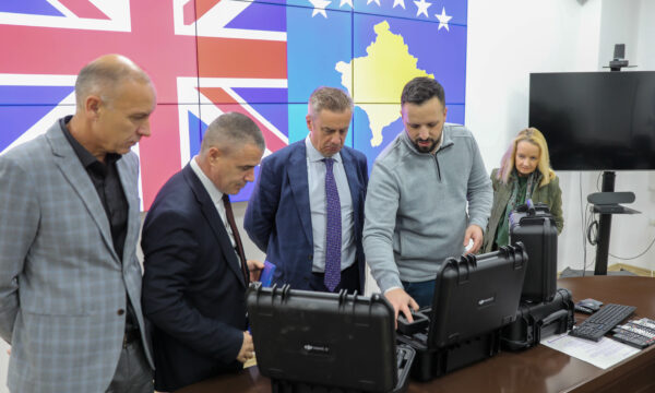 ambasada-britanike-i-dhuron-kater-drone-donacion-policise-se-kosoves