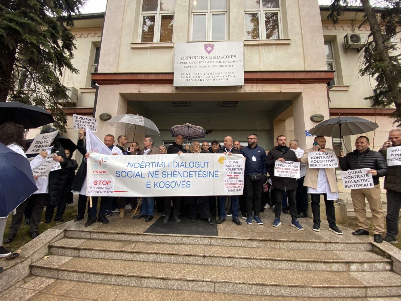 “ndertoni-dialogun-social”,-punetoret-shendetesore-proteste-para-msh-se