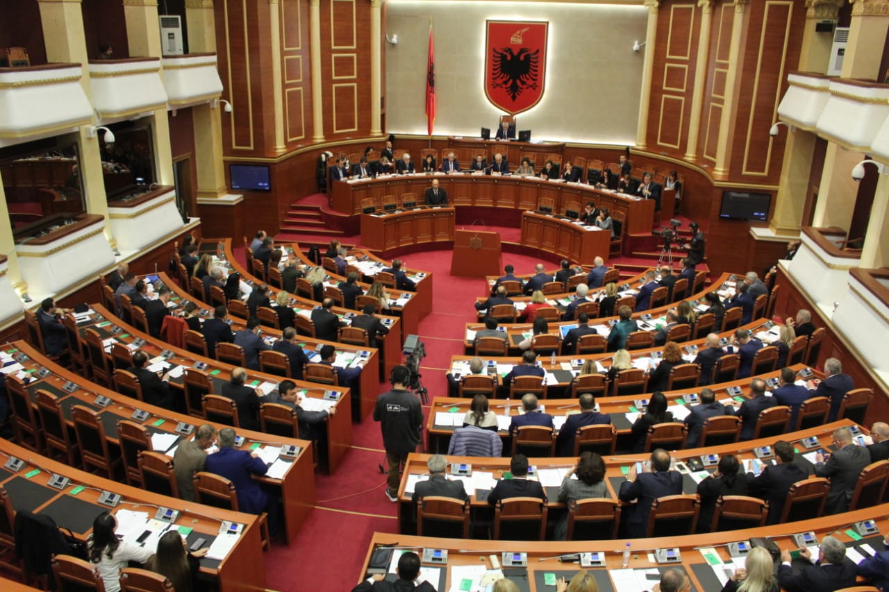 debate-ne-kuvend-per-vrasjen-e-14-vjecarit-ne-tirane,-pd-kerkon-doreheqjen-e-ministres-se-arsimit