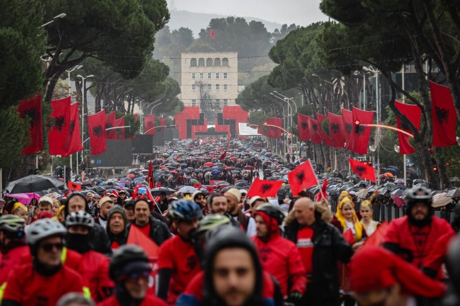 “parada-e-shqiptareve”-mbahet-per-te-dytin-vit-radhazi-ne-tirane