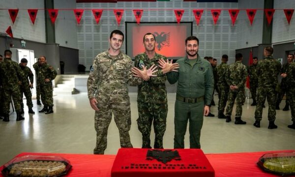 ushtari-malazez-fotografohet-duke-bere-shqiponjen,-shkakton-reagime-ne-mal-te-zi