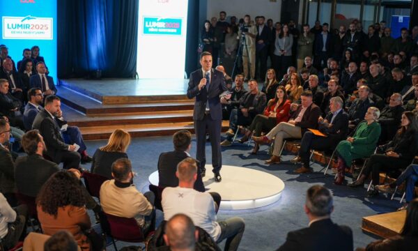 abdixhiku-sot-ne-sallen-e-kuqe-ne-prishtine-shpalos-programin-per-kulturen,-sportin-e-turizmin