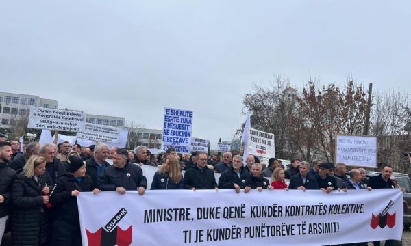 nis-protesta-e-sbashk’ut,-kerkojne-rritje-pagash-dhe-nenshkrimin-e-kontrates-kolektive