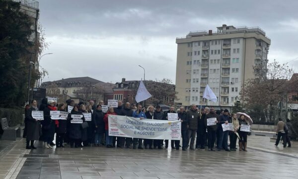 protestojne-punetoret-shendetesore,-kerkojne-rritje-page