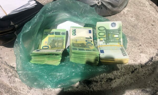policia-konfiskon-mbi-22-mije-euro-ne-bernjak,-ishin-fshehur-ne-nje-qese-ne-kabinen-e-nje-kamioni