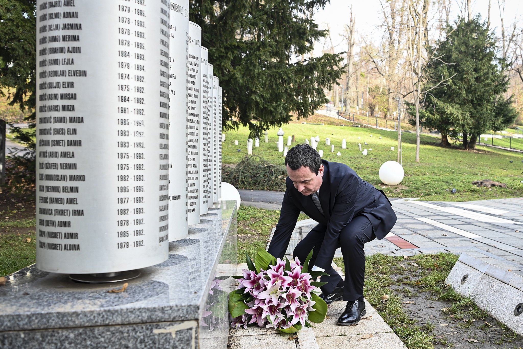 Kurti nis vizitën në Sarajevë duke vendosur lule te Memoriali i Fëmijëve të Vrarë