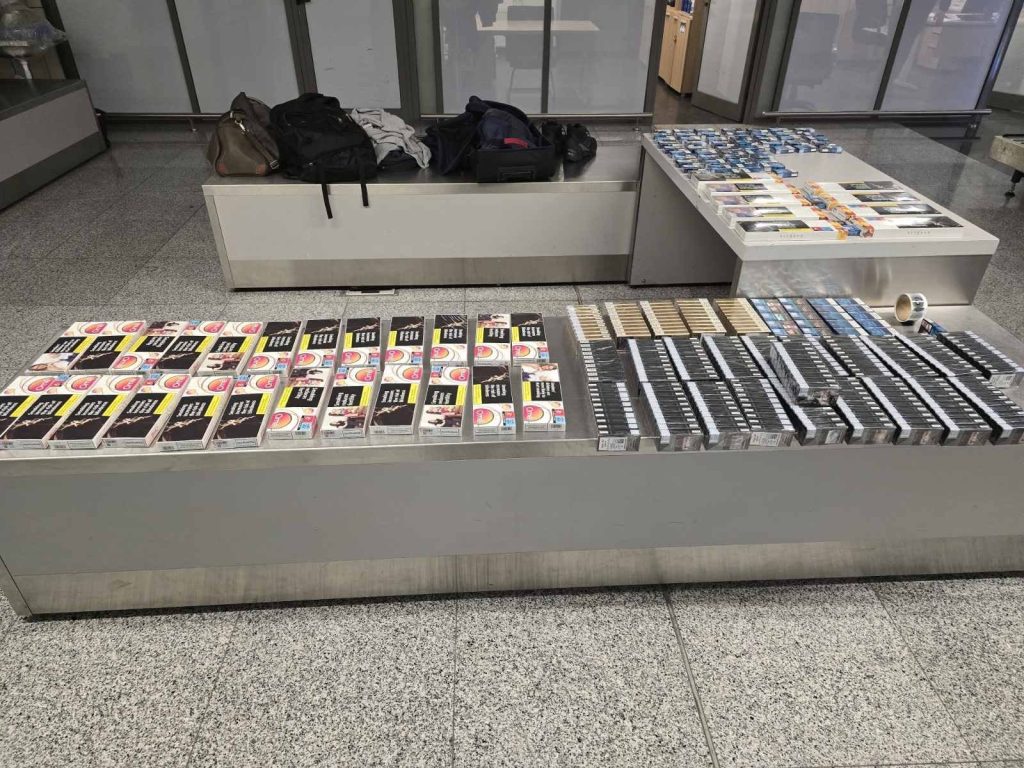 dogana-ndalon-futjen-e-cigareve-ilegale-ne-aeroportin-“adem-jashari”,-arrestohen-disa-persona